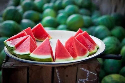 东瓜娱乐中老年吃瓜,中老年群体乐享“吃瓜”时光