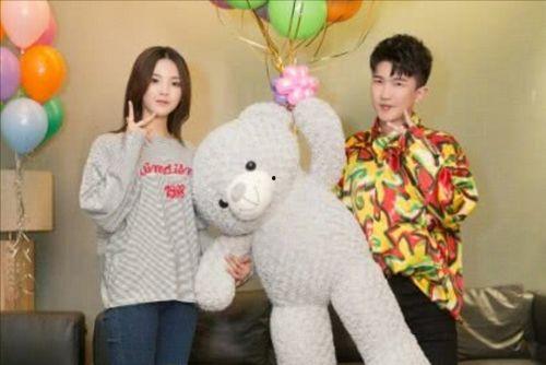 吃瓜吃到正主面前娱乐圈,吃瓜群众意外撞见明星正主，娱乐圈风云再起